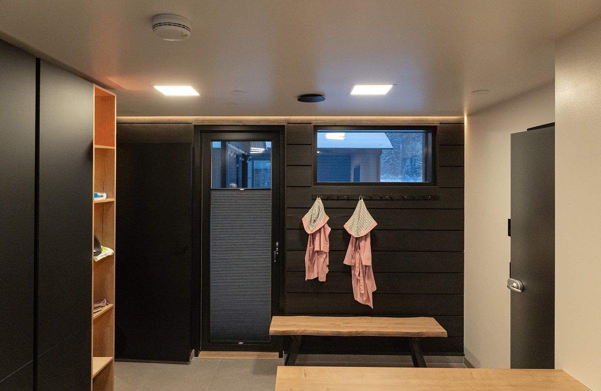 Illuminazione generale in un ripostiglio con pannelli e l'aggiunta suggestiva di strip LED